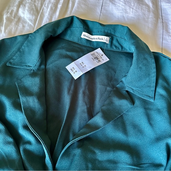 Cropped Long-Sleeve Knotted Top - Picture 2 of 4